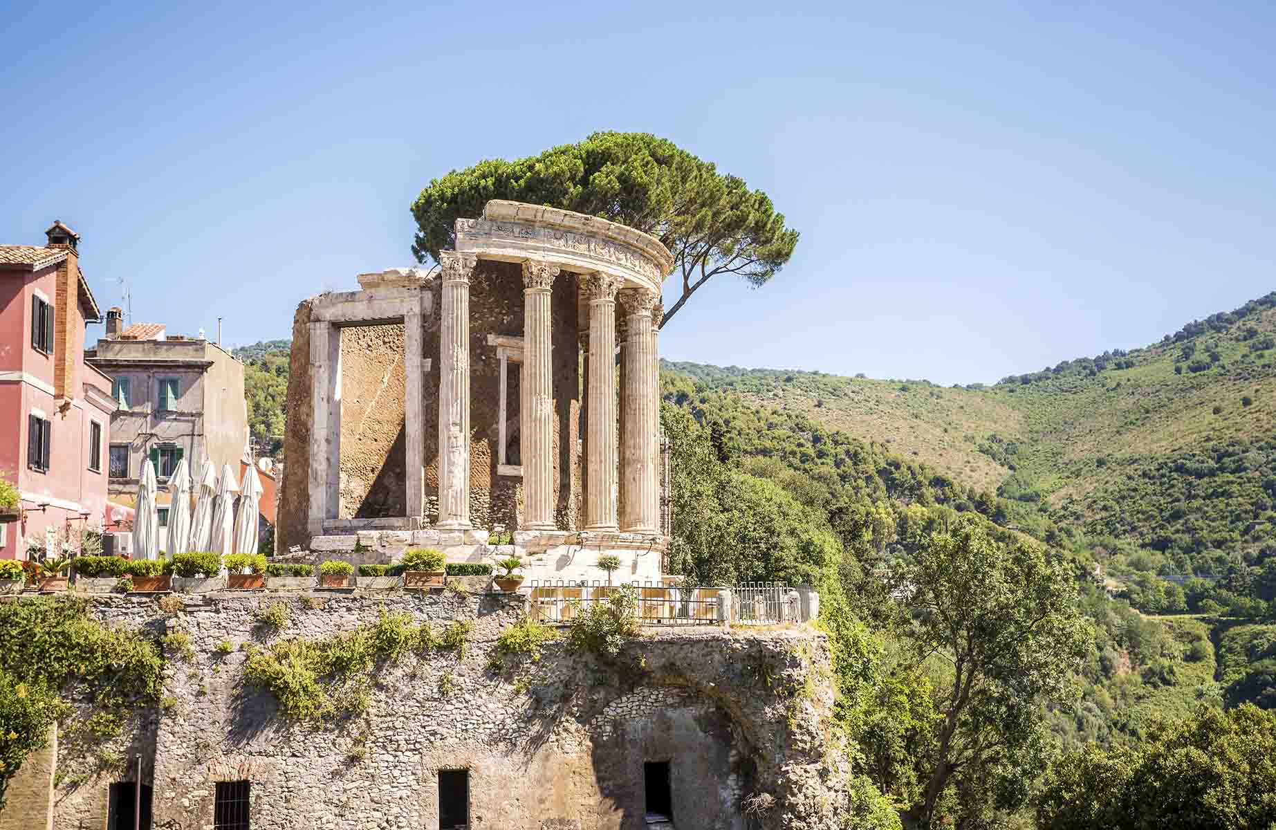 History buffs should have the Villa Gregoriana in Tivoli, a natural paradise among waterfalls and greenery, on their lists when planning a day trip from Rome. © Jacek_Sopotnicki/iStock