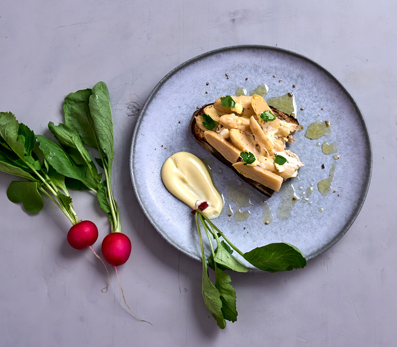 Küchenchefin Sandra Hofer aus dem oma & enkel im Posthotel Alexander Herrmann in Wirsberg kombiniert zwei kulinarische Herzensangelegenheiten der Deutschen: Spargel und das belegte Brot! © Annette Sandner