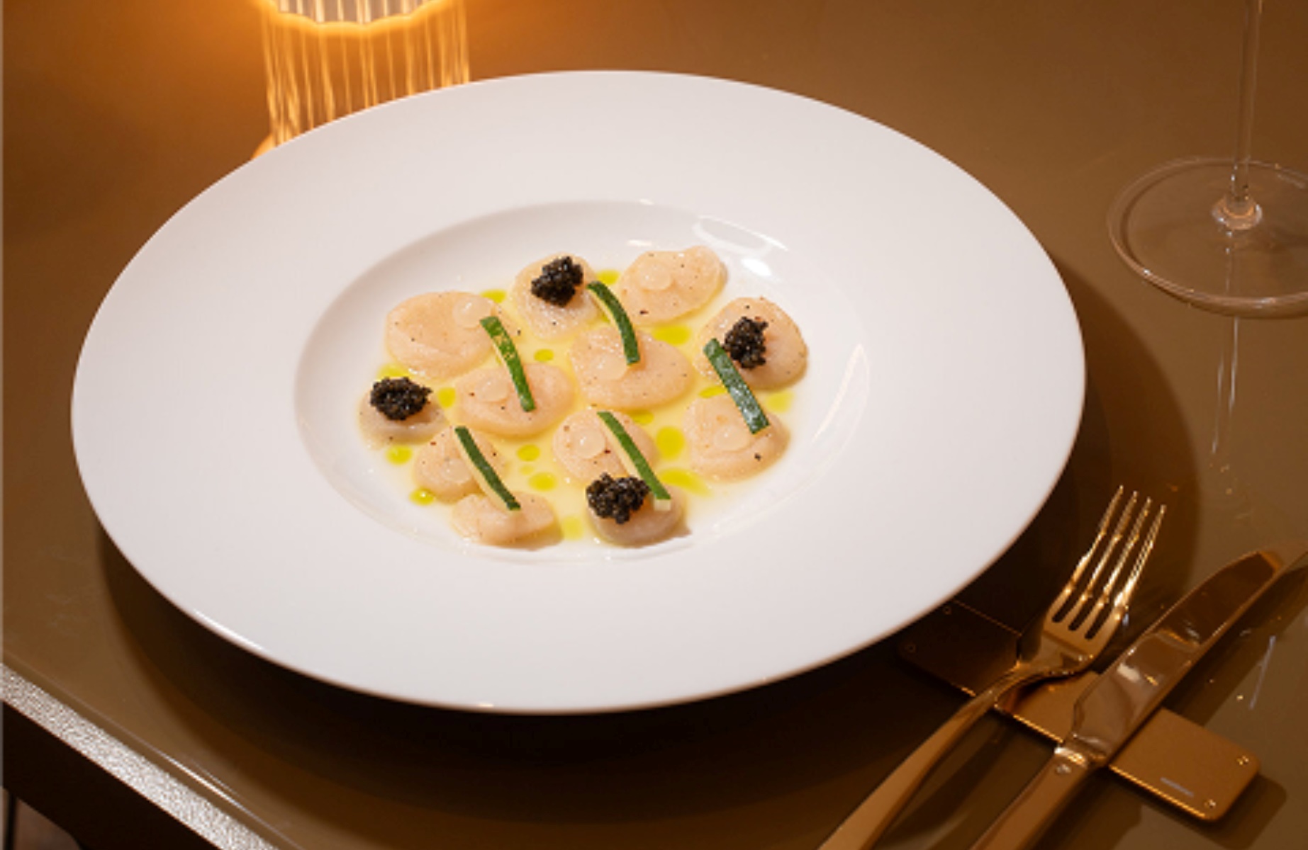 Scallop appetizer with zucchini and olive oil, accompanied by Konavle wine. © Pjerin