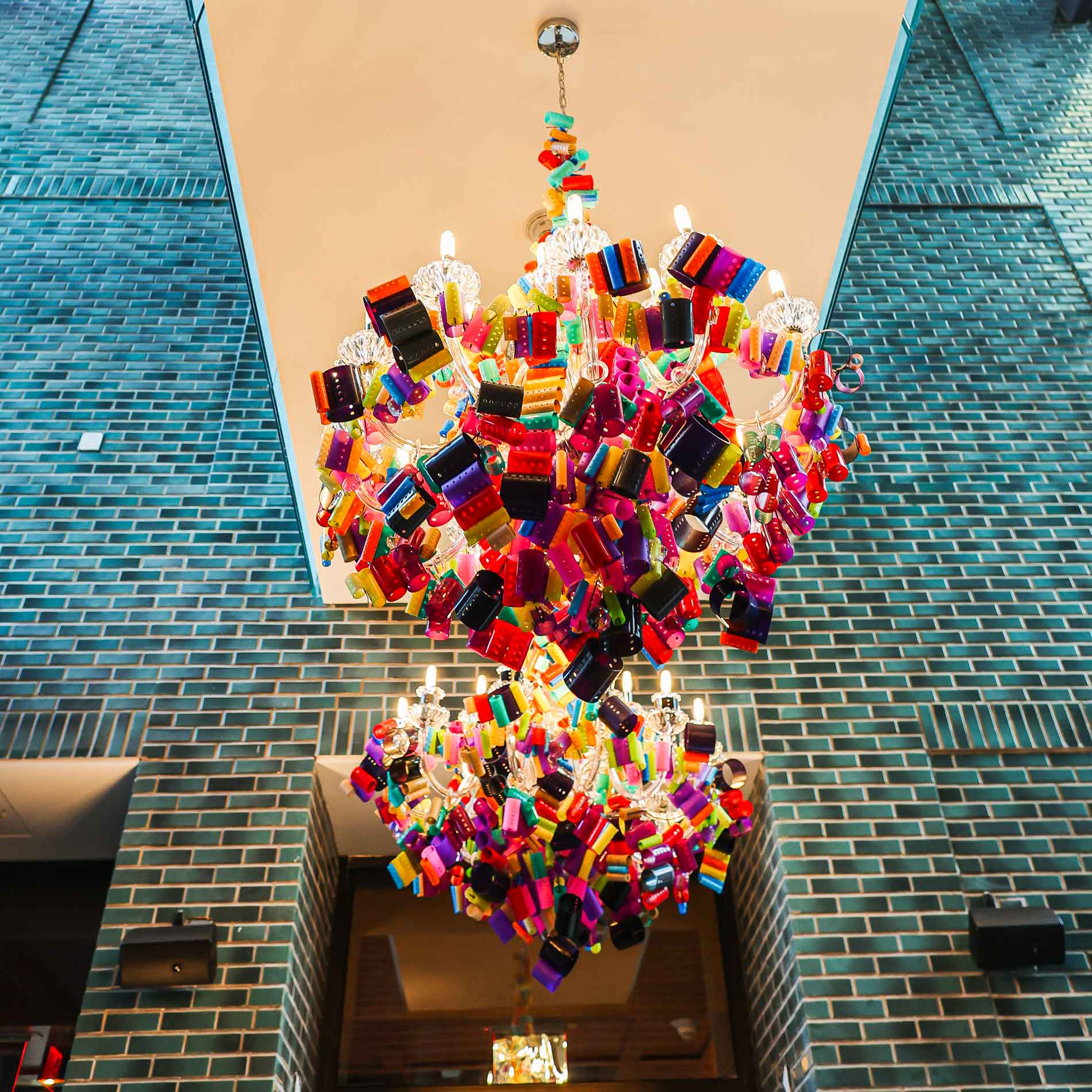 The hotel's "Hair Roller Chandelier" in the bright lobby. © Radio Hotel