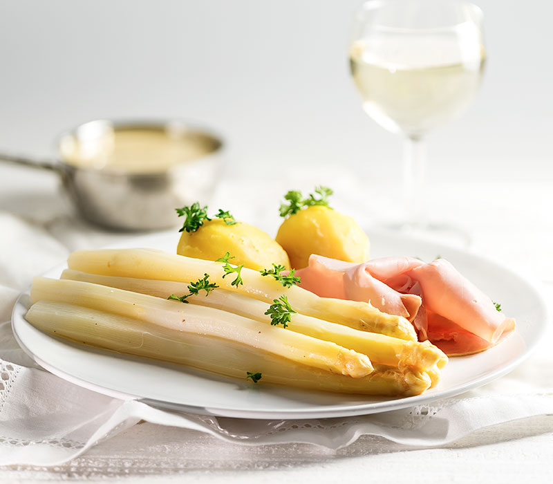 Hauptakteur in den deutschen Küchen im Frühling: weißer Spargel – am liebsten mit Butter, Kartoffeln und Schinken! © fermate/iStock