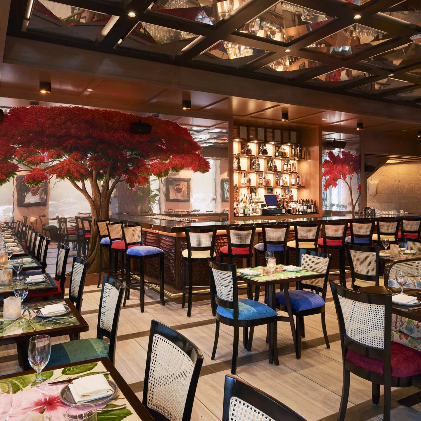 The restaurant bar at Radio Restaurant, serving cocktails and comfort food. © Radio Hotel