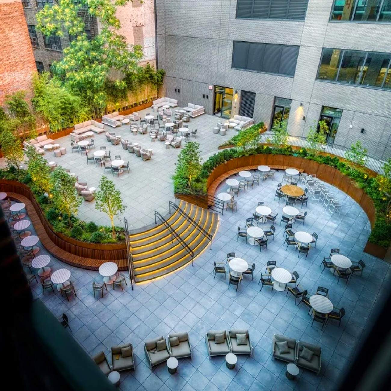 The hotel's large outdoor courtyard just behind the lobby. © Radio Hotel