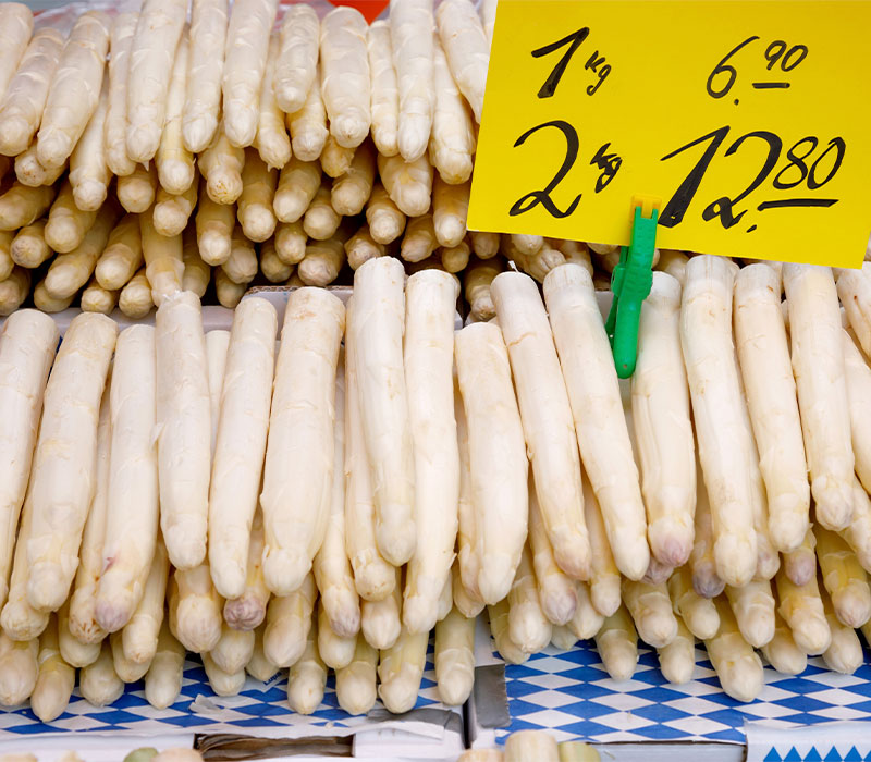 Im Frühling dominiert der weiße Spargel das Bild auf den Wochenmärkten. Nicht nur – aber besonders in den Spargelregionen © naumoid/iStock