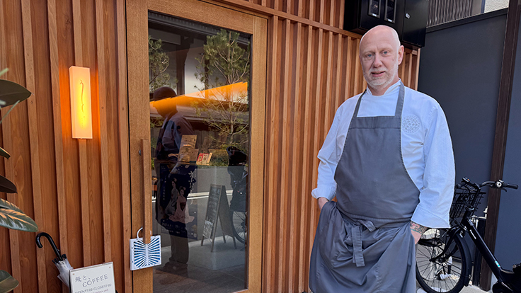Unagi to, COFFEE is operated by the freshwater fish specialist Notosho , and serves freshly grilled unaju, prepared with a sauce nurtured for over 60 years and cooked over binchotan charcoal. Located near Connaughton’s restaurant, it’s a place he visits often for lunch. (© Kyoko Nakayama/MICHELIN Guide)