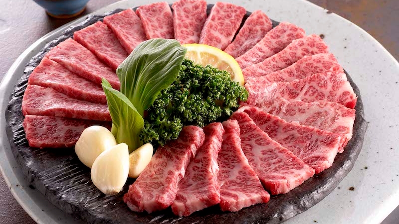 In Korea’s grading system, Hanwoo is ranked by marbling, fat color, texture and maturity, with 1++ offering the richest marbling and softest texture, while lower grades deliver a firmer bite and leaner profile. © SoGoodK
