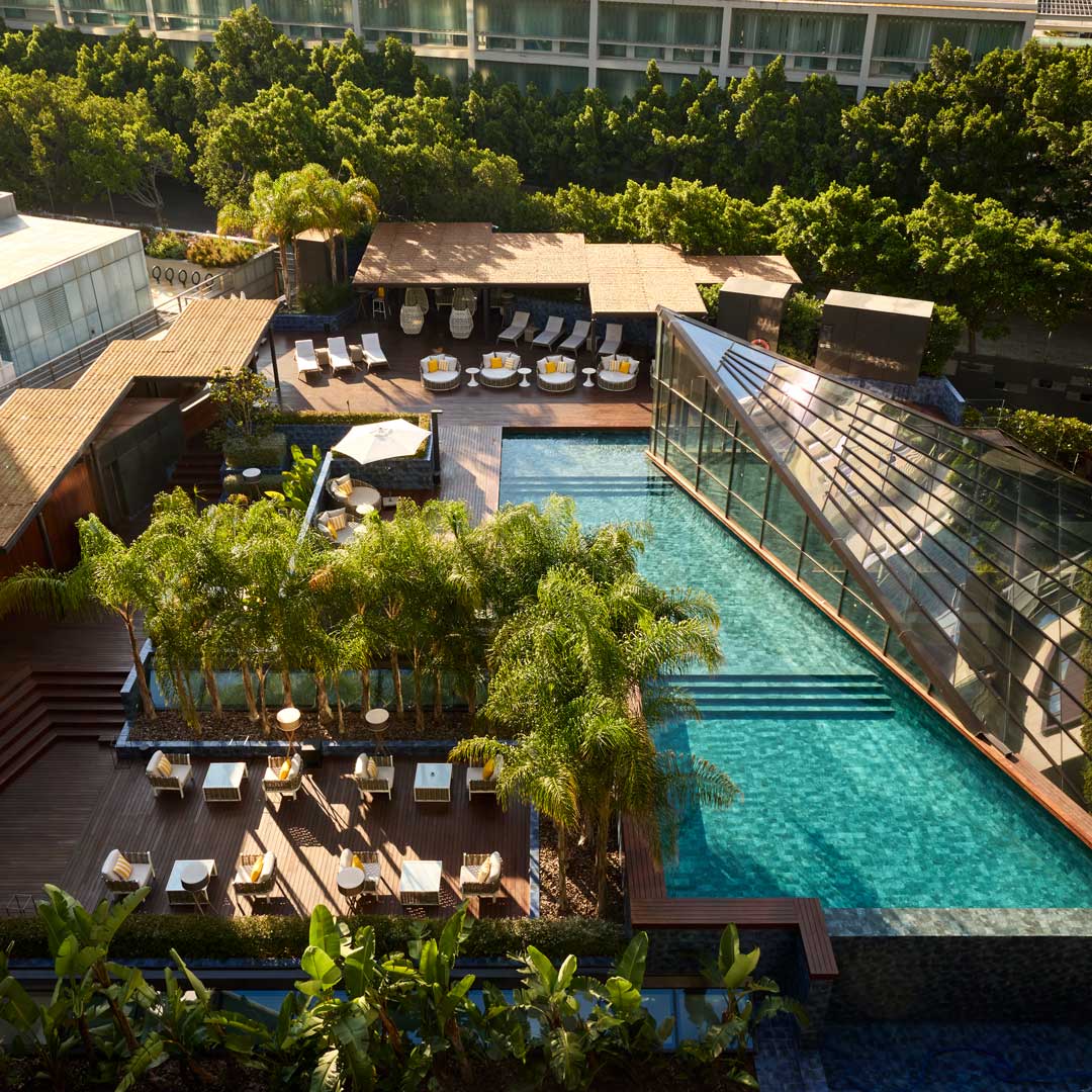 La piscine du Sofitel Skipper, située dans le quartier animé de la Barceloneta, en bord de mer, est un excellent choix pour les familles. © Sofitel Barcelona Skipper
