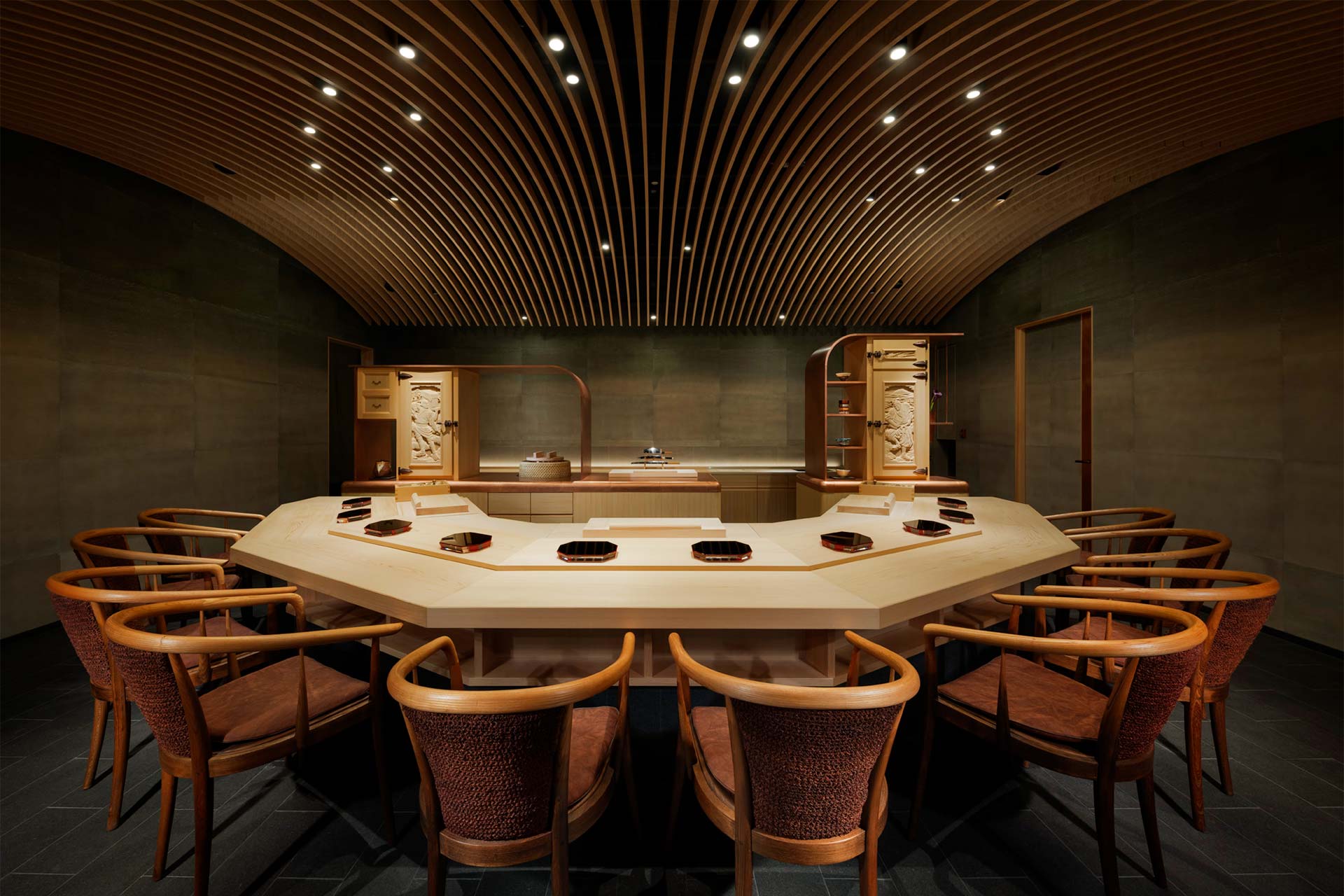 Horsehoe shaped counter. © Masato Kawano / Nacása & partners Inc/Sushi Sho