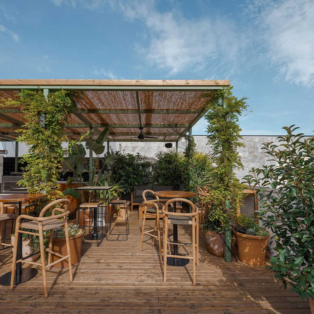 Parmi les nombreux espaces hôteliers sur les toits de Barcelone, voici La Terraza del Pulitzer. © Pulitzer Barcelona
