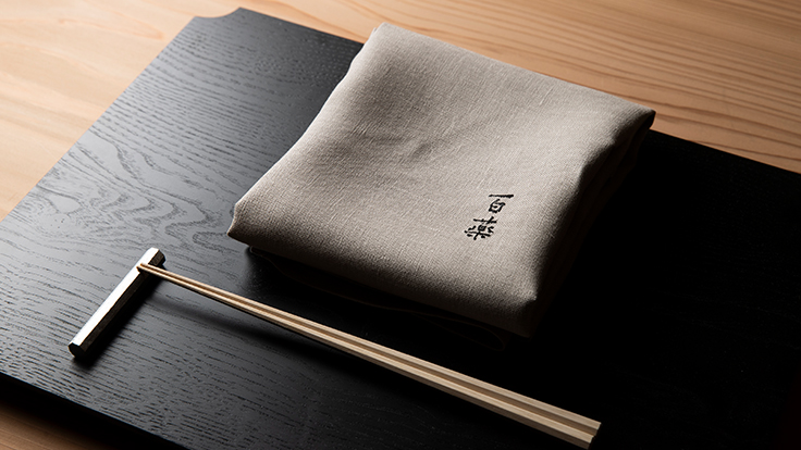 The name “Hyakuyaku” draws on the phrases “a hundred years of longevity,” the origin of the building’s name, and the saying “sake is the best of medicines.” (© Hyakuyaku by Tokuyamazushi)