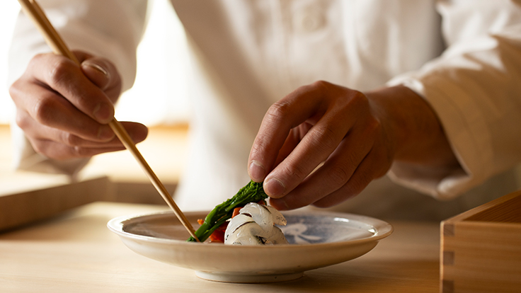 Although he began training in Japanese cuisine later than most, Sato’s passion for ingredients ultimately earned him a position in the kitchen. (© Hyakuyaku by Tokuyamazushi)