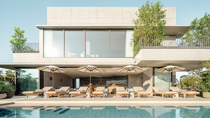 At the poolside lounge, you can enjoy a wide variety of original drinks and cocktails. © TRUNK(HOTEL) YOYOGI PARK