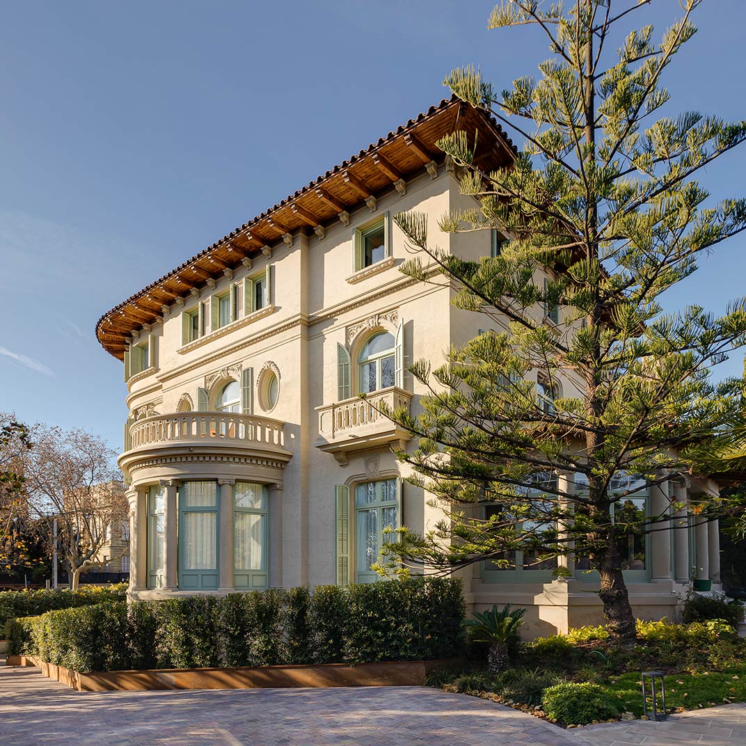 In the quiet neighborhood of Sarrià-Sant Gervasi, the Mirlo takes the Spanish word for "blackbird." Guests explore the city and return to their comfortable nest. © Mirlo Barcelona