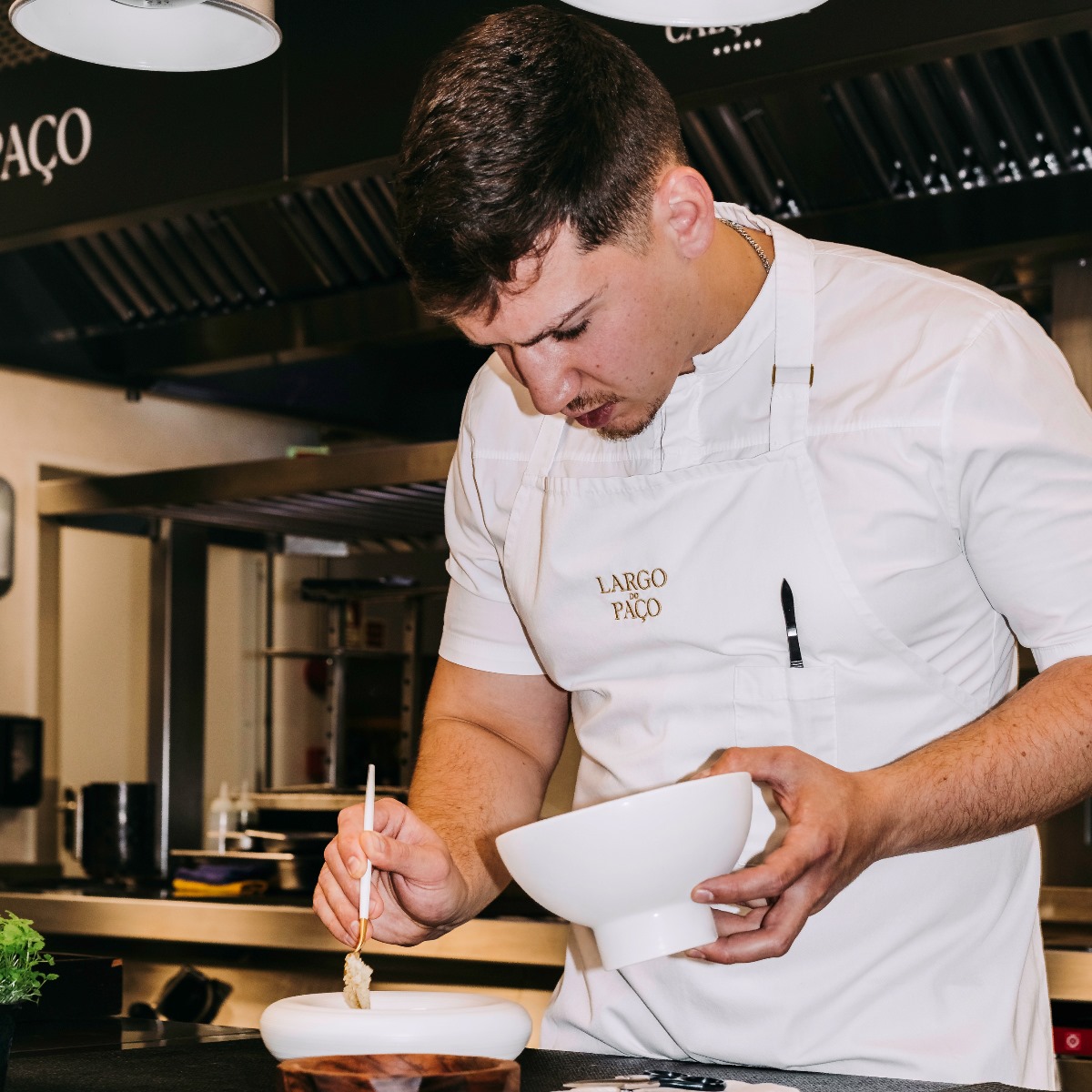 O chef foi distinguido com o Prémio MICHELIN Jovem Chef 2026, um galardão que destaca jovens talentos em ascensão. © Largo do Paço