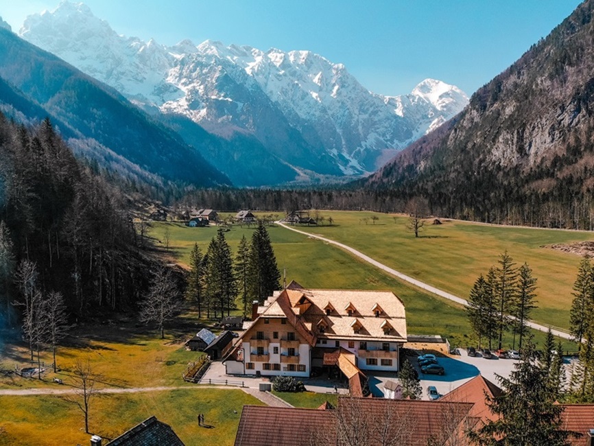 Ein atemberaubendes Tal, in dem Wildblumen auf majestätische Gipfel unter einem kristallklaren Himmel treffen. © Hotel Plesnik