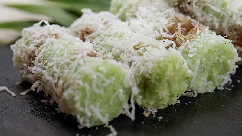 In Indonesia and Malaysia, kuih putu bambu is a rice flour cake steamed in bamboo molds, its pandan fragrance making it a long-loved classic. © Mohd Syis Zulkipli