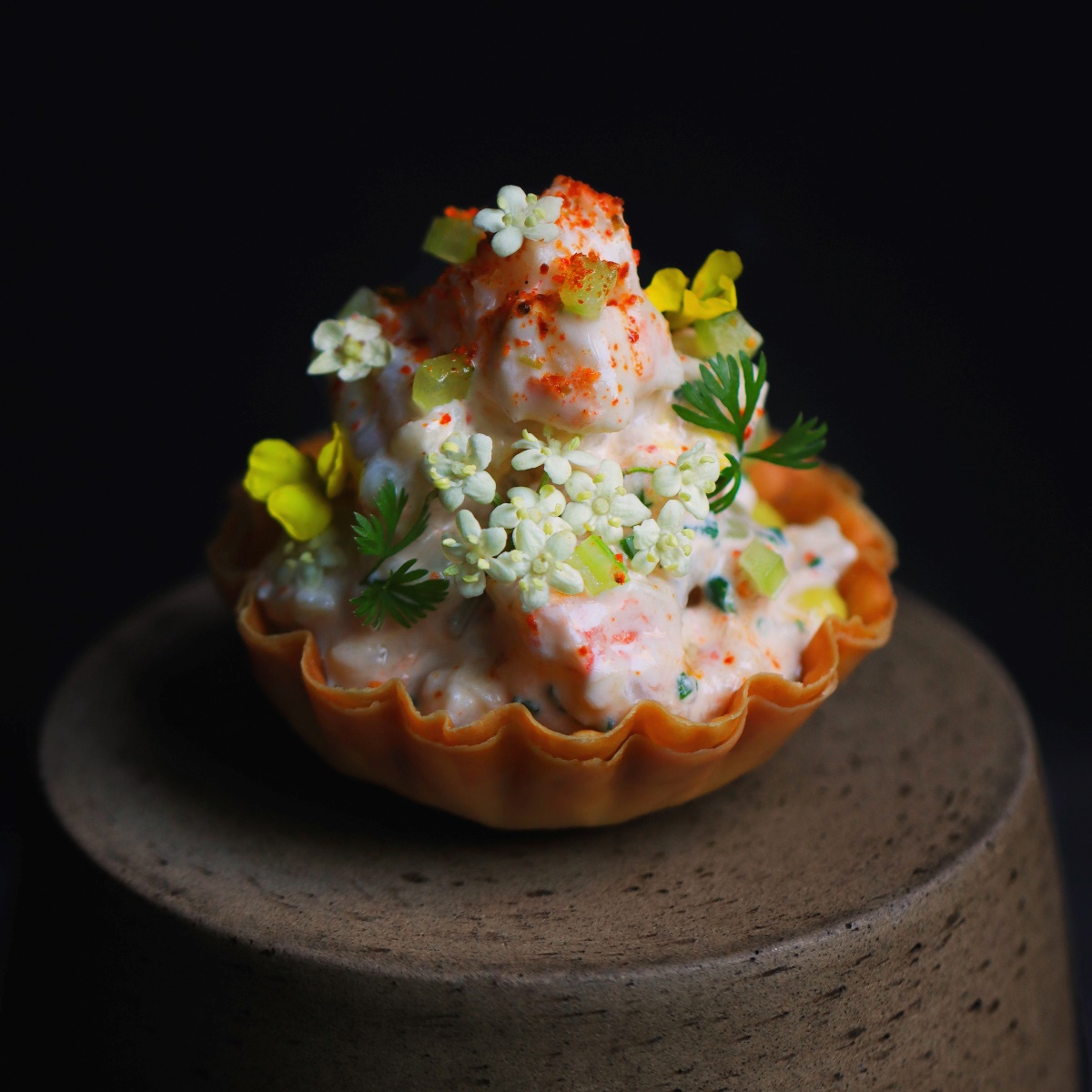 Snack de camarão e abacate, do restaurante Koral, liderado pelo jovem chef Pedro Coronha, no Rio de Janeiro. © Yasmim Alves/Koral