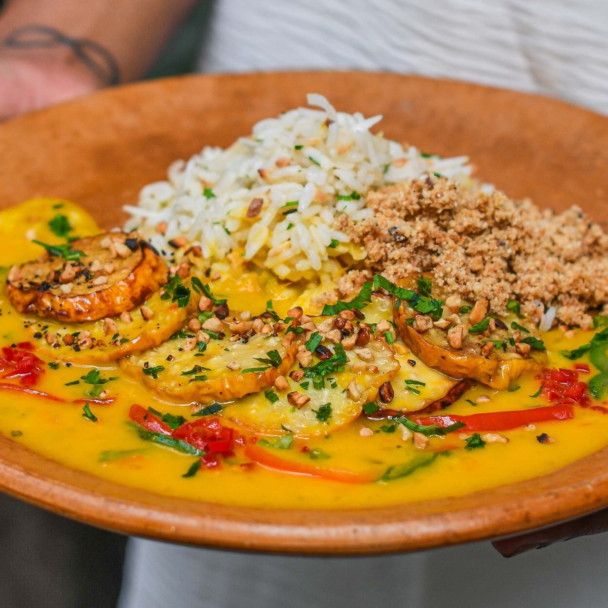 Moqueca de caju do Yayá Comidaria Pop Brasileira, que apresenta uma cozinha tradicional marcada por influências africanas. © Luiza Chataignier/Yayá Comidaria Pop Brasileira