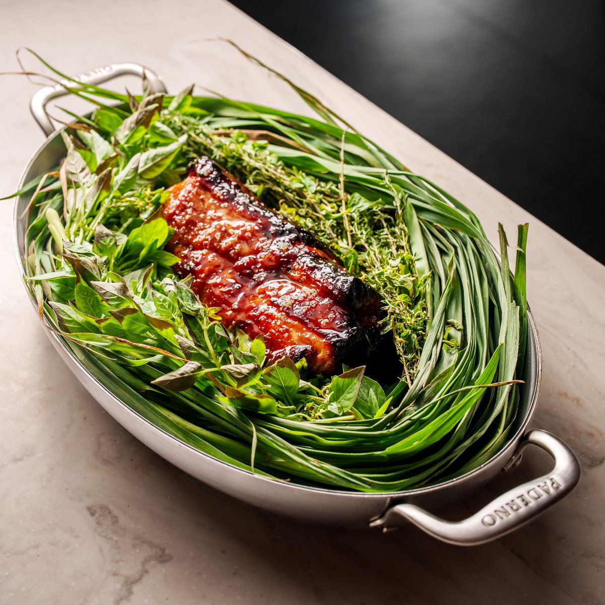 Os pratos do Lasai seguem a proposta minimalista do chef Rafa Costa e Silva, na qual poucos — e excelentes — ingredientes brilham em cada receita. © Rubens Kato/Lasai