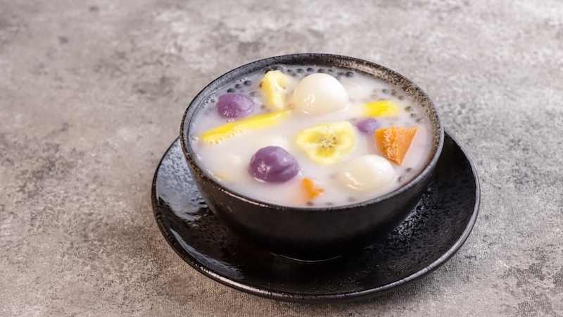 Bilo-bilo is a Filipino dessert of glutinous rice balls, bananas, sweet potatoes and tapioca pearls simmered in sweet coconut milk. © Sri Widyowati