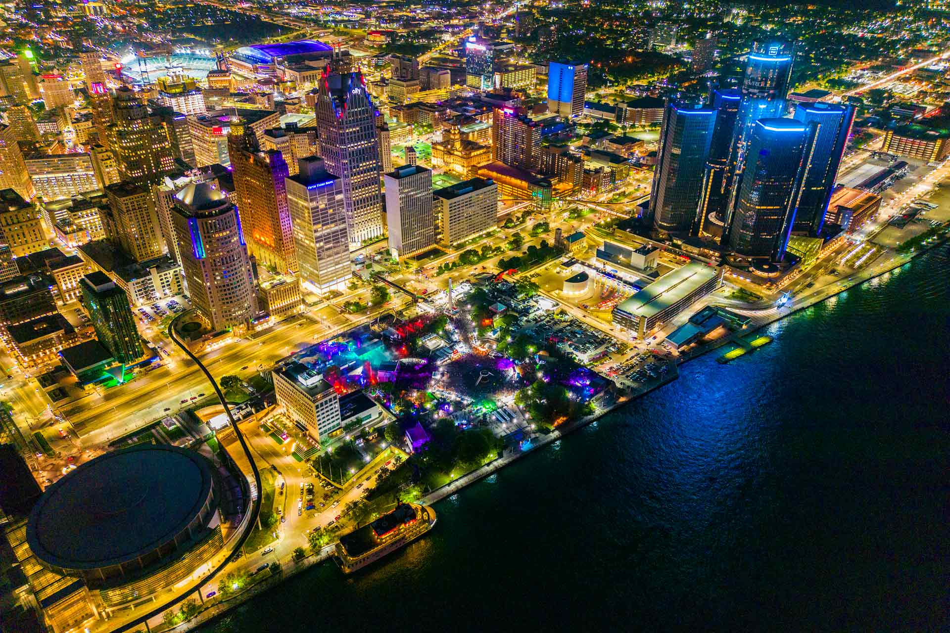 Detroit skyline with Hart Plaza. © Visit Detroit & Charles Falsetti