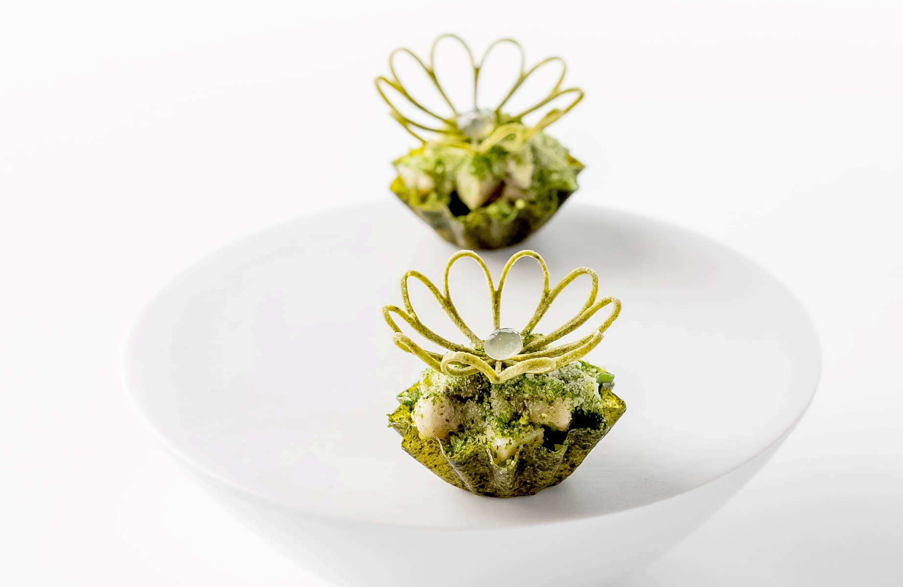Ostras frescas de Santa Catarina, pistache e jambu: um snack verde, criativo, untuoso e vibrante. © Tadeu Bruneli/Evvai