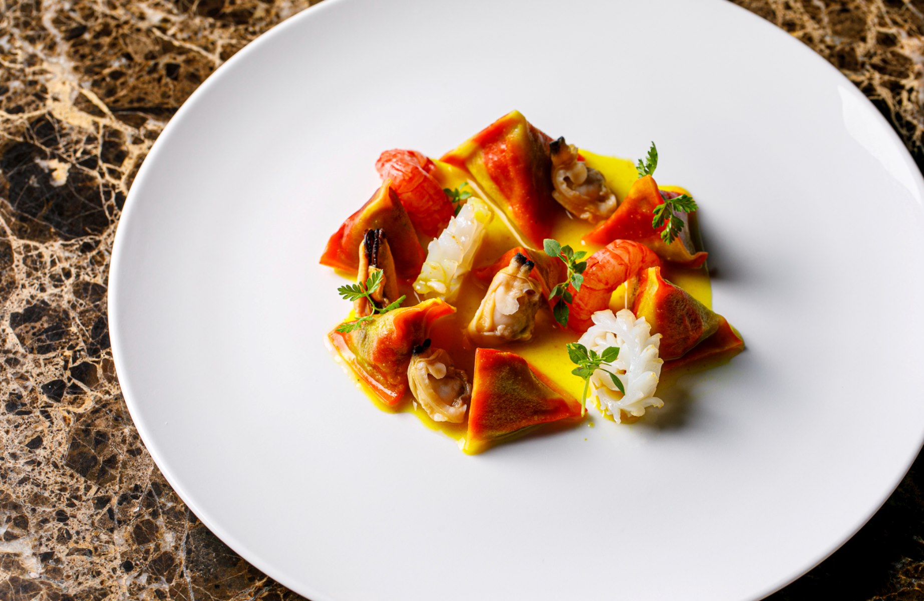 At INEO, chef Heros De Agostinis layers global techniques and bold spice work into a distinctive, contemporary cuisine — where each dish reflects a career shaped by some of the world’s most influential kitchens. © Alberto Blasetti/INEO