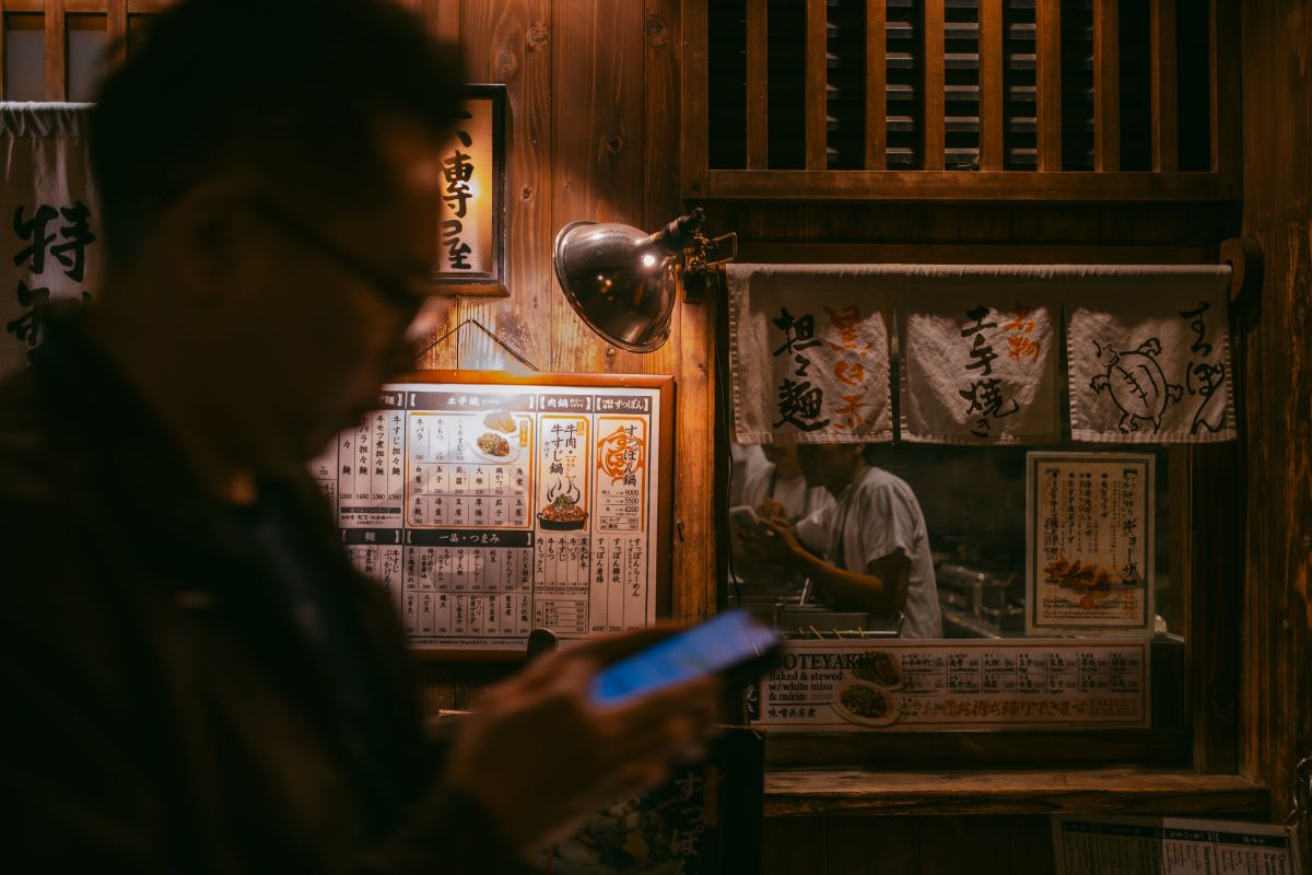 The nation’s best-known geisha district, Gion, is brimming with traditional wooden machiya lining narrow stone-paved streets. © Two Left Hands/MICHELIN Guide
