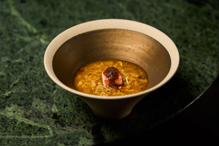 The signature arroz caldoso at Andō has evolved over the years but has never left the menu. The version pictured features king crab, dashi, sun-dried tomato and Yi O rice. © Andō