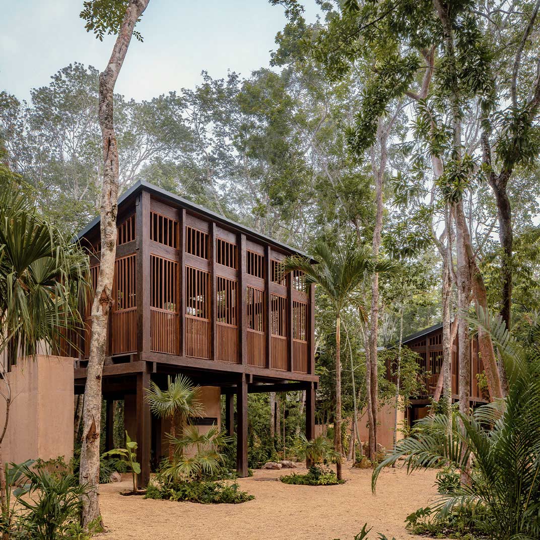 Líneas contemporáneas, luminosas y depuradas, diseñadas por la reconocida arquitecta mexicana Frida Escobedo en medio de la selva. © Boca de Agua