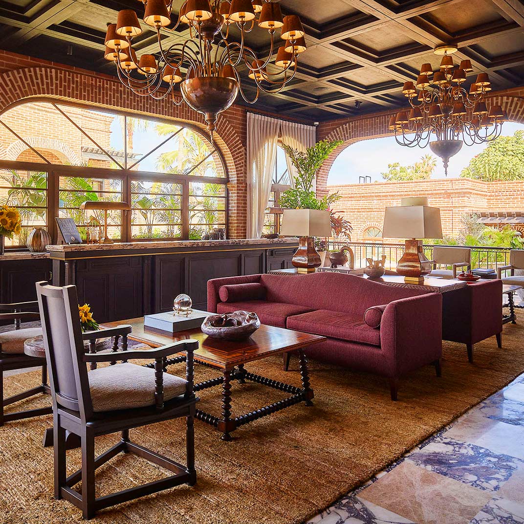 Propiedad de ladrillo con encanto y muebles llamativos. © Todos Santos Boutique Hotel