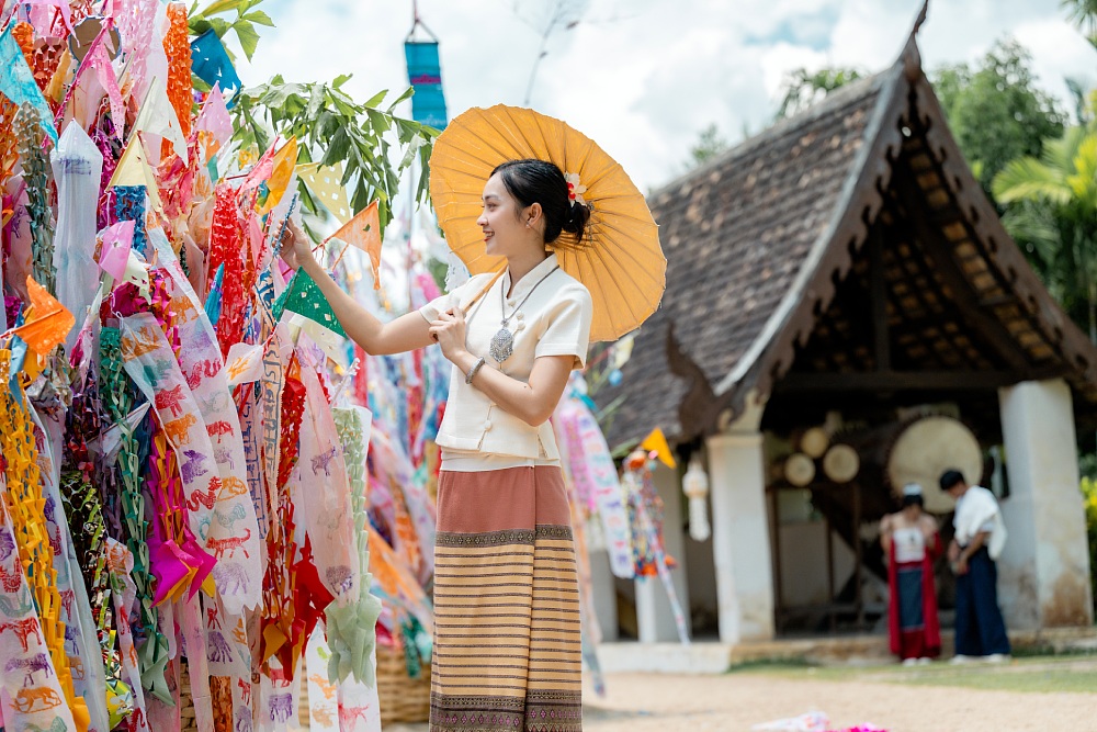 Do not miss the Buddha processions and visits to beautifully decorated temples during Songkran in Chiang Mai. (© Shutterstock)