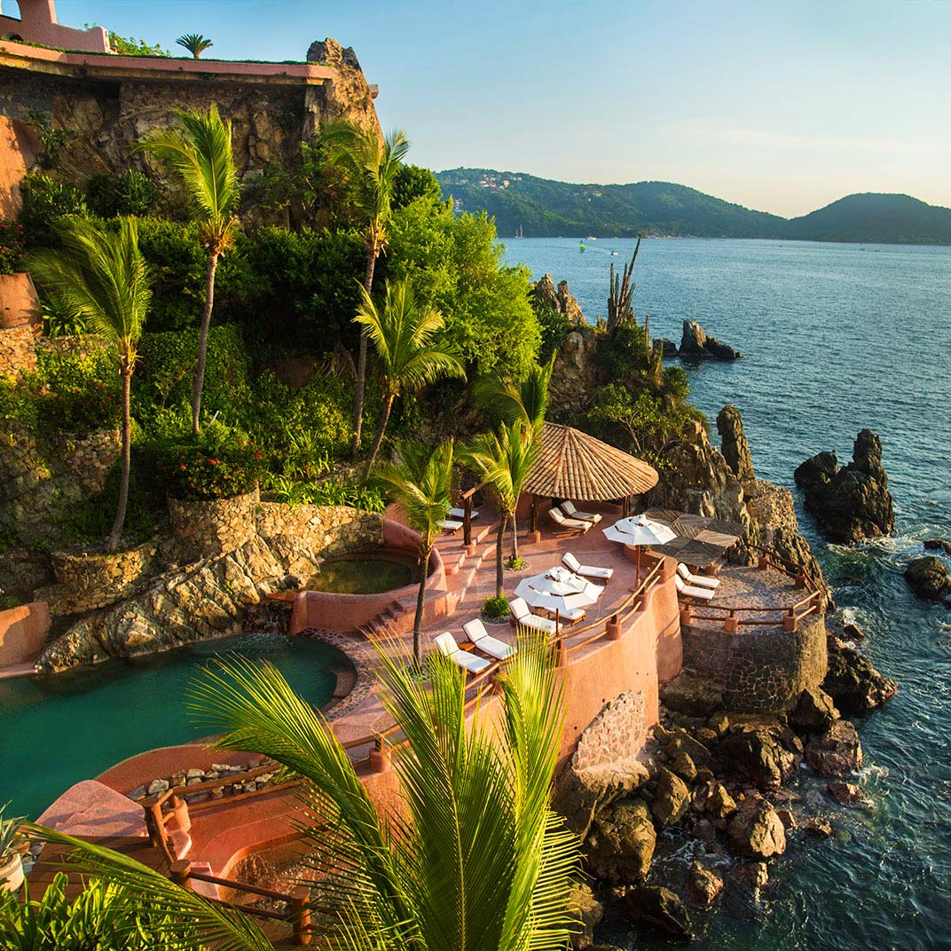 Winding stairways, hanging gardens and curving pools all carved into the rocks. © La Casa que Canta