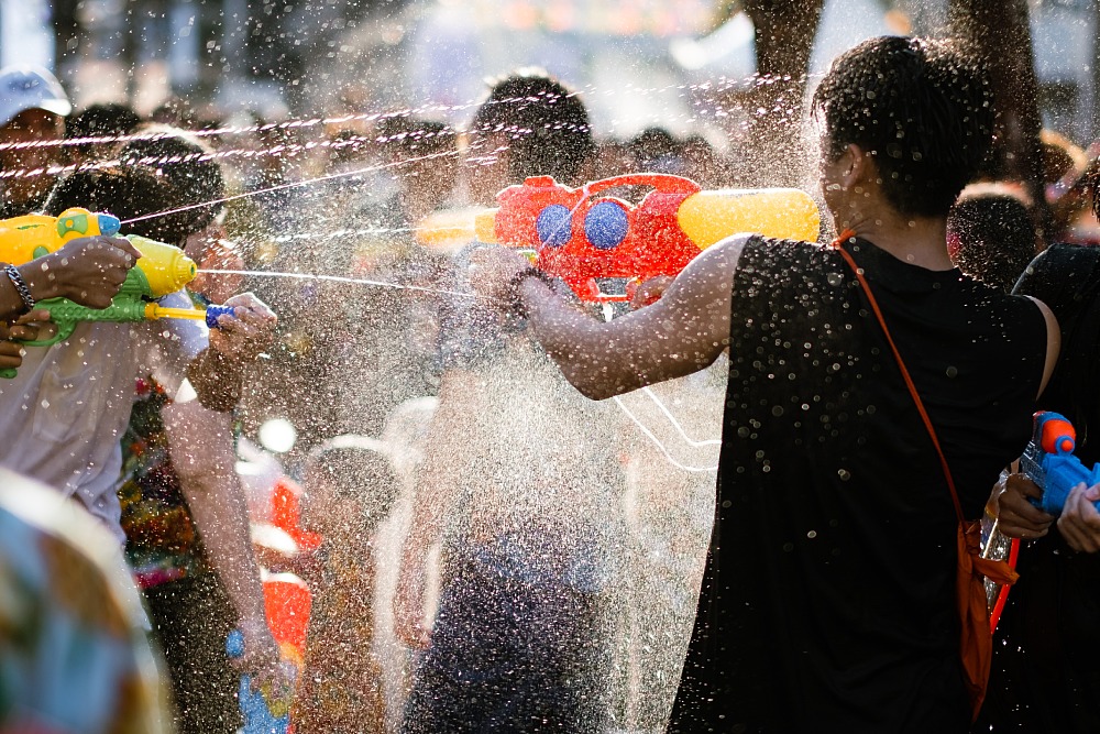 A lively mix of Thai locals and international visitors fills the streets. (© Shutterstock)