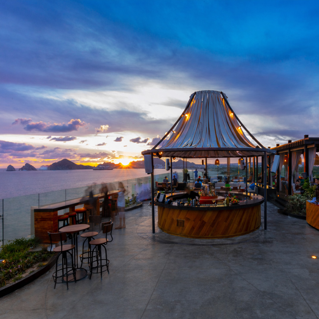 Live acoustic sets and DJ nights run from golden hour into late night. © The Cape, A Thompson Hotel