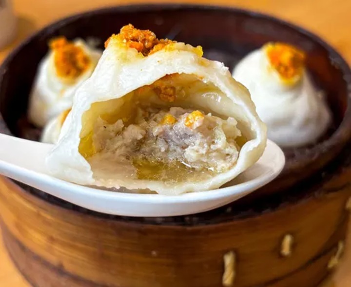 Signature xiao long bao brims with crabmeat and crab roe at Chang Xian De (Tianning) ©MICHELIN
