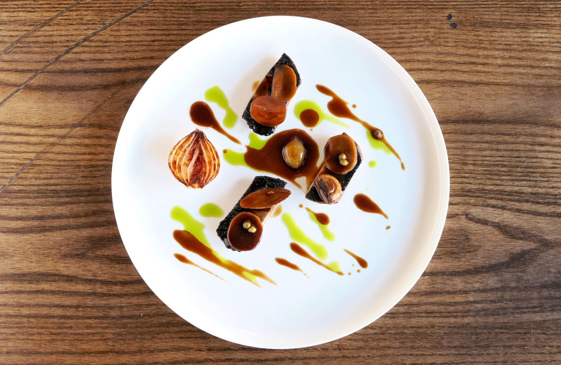 Roasted mushroom with roscoff onion and Bordelaise sauce from Vanderlyle in Cambridhe. © Charlotte Griffiths/Vanderlyle