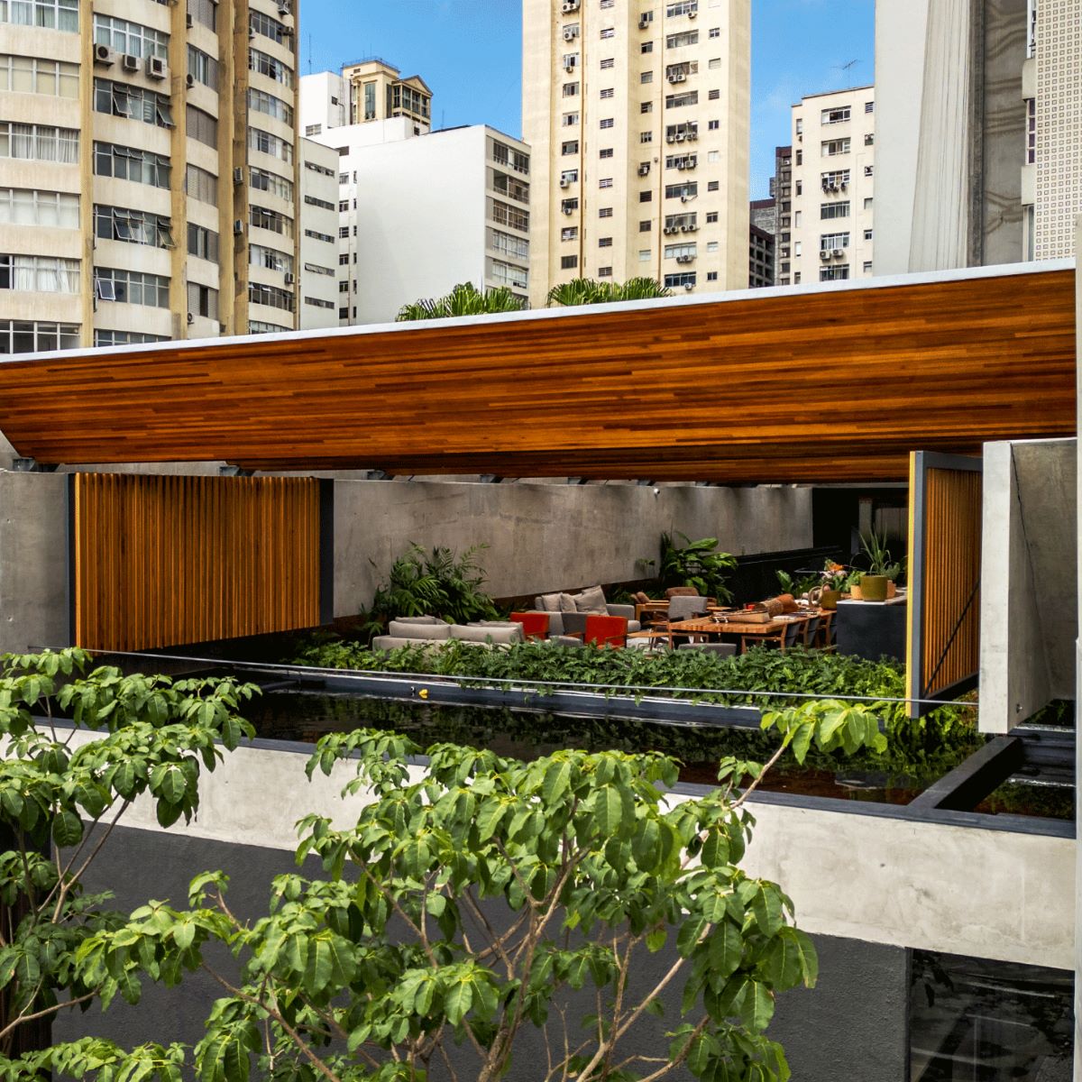 Visão do último andar do restaurante Tuju, localizado no Jardim Paulistano, com linhas sóbrias e elegantes. © Alberto Ricci/Tuju