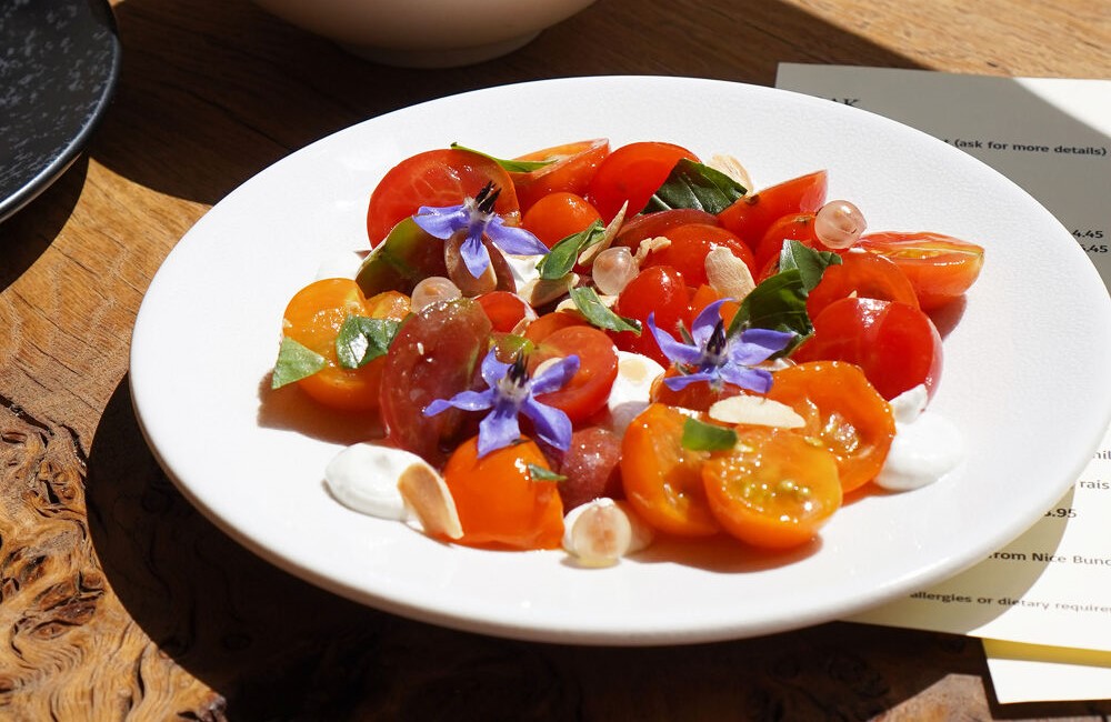 Fresh, colourful tomatoes at the vegetarian Oak restaurant in Bath. © thevenetianpantry/Instagram