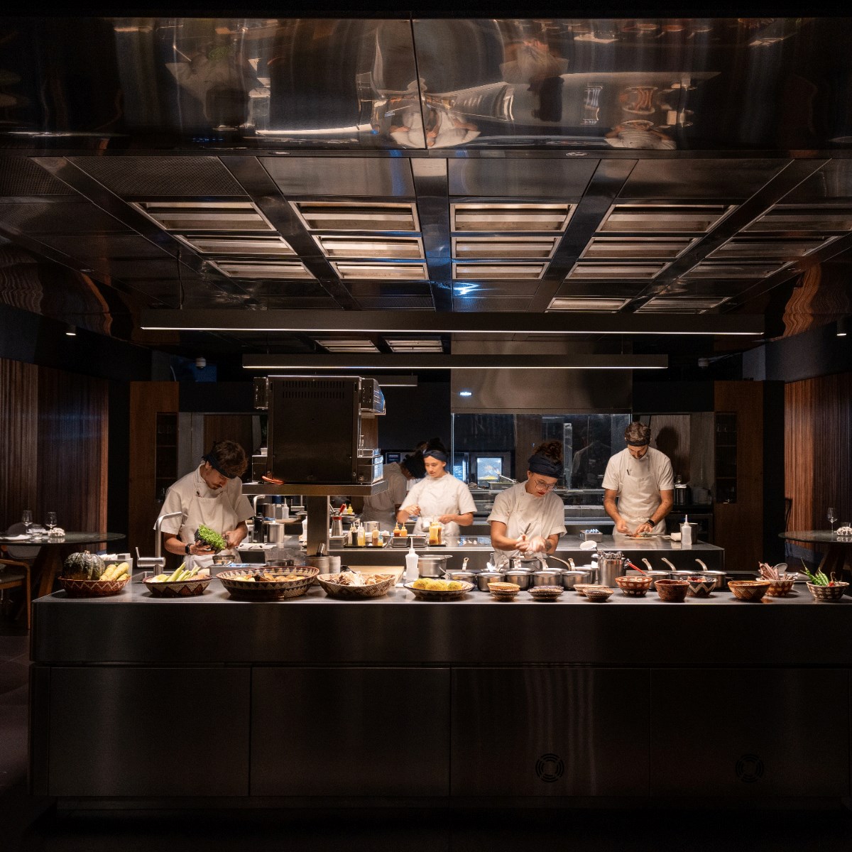 Das mesas do Tuju, é possível acompanhar a equipe de cozinha em ação. © Rubens Kato/Tuju