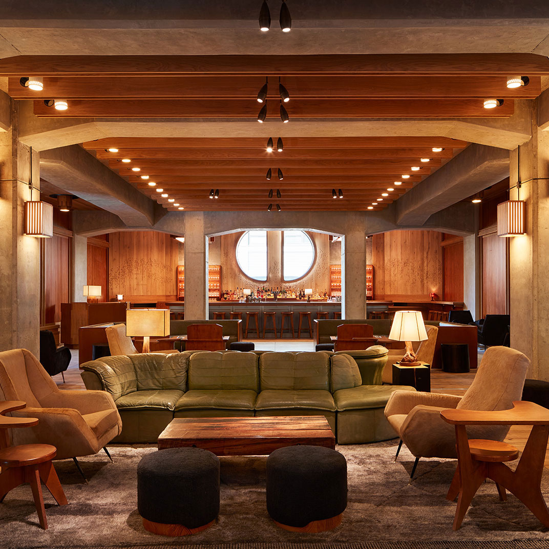 The lobby bar, packed during the day with remote workers, becomes a moody cocktail scene at night. © Ace Hotel Brooklyn