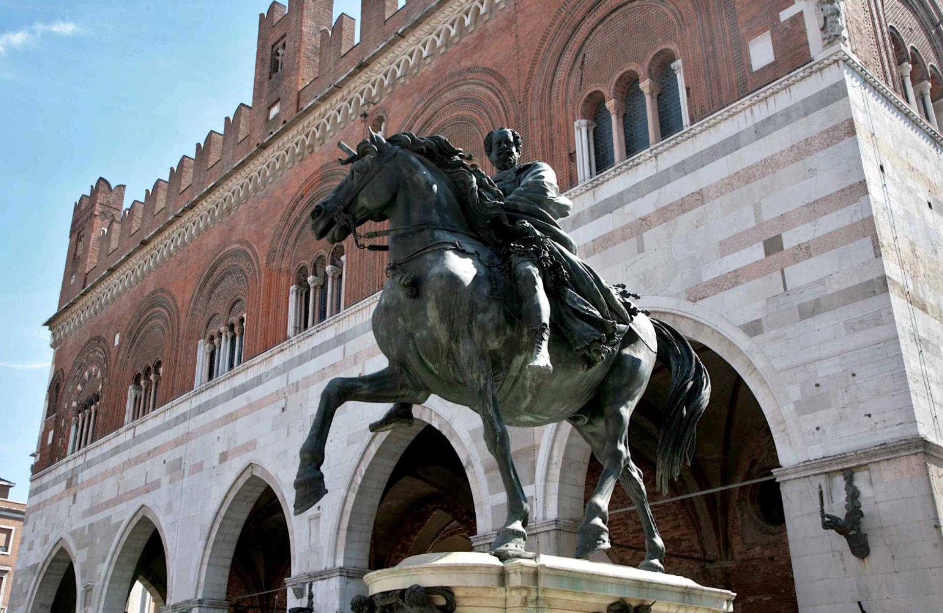 Piazza Cavalli nel centro storico di Piacenza