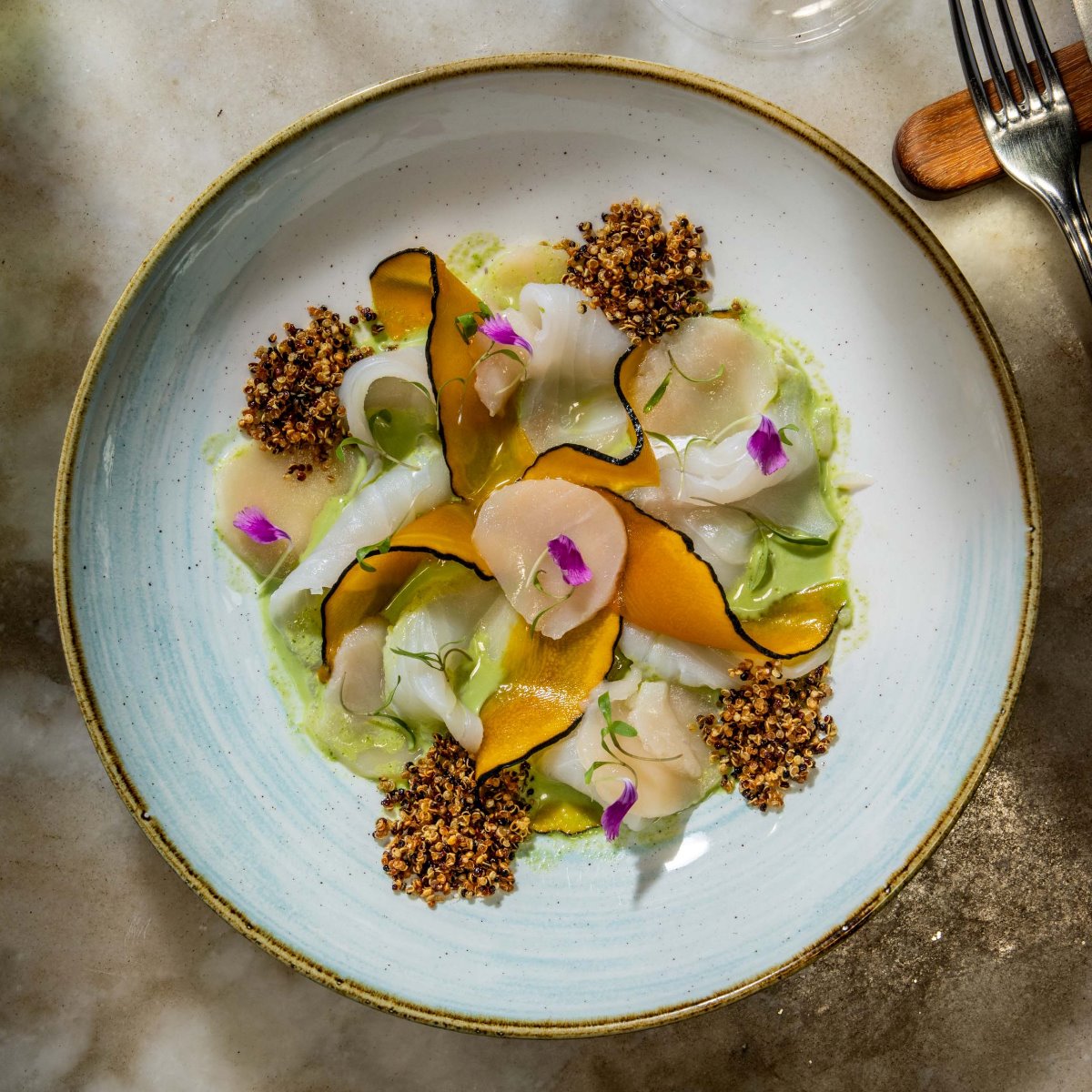 Linguado com vieira, picles de abóbora e quinoa com leite de tigre, do restaurante Escama, Recomendado pelo Guia MICHELIN. © Tomás Rangel/Escama