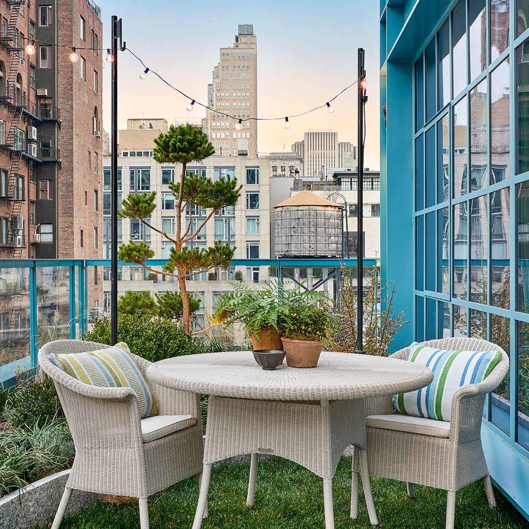 At Warren Street, relax on the scenic patio with your small-to-medium dog before a stroll around Tribeca. © Warren Street Hotel