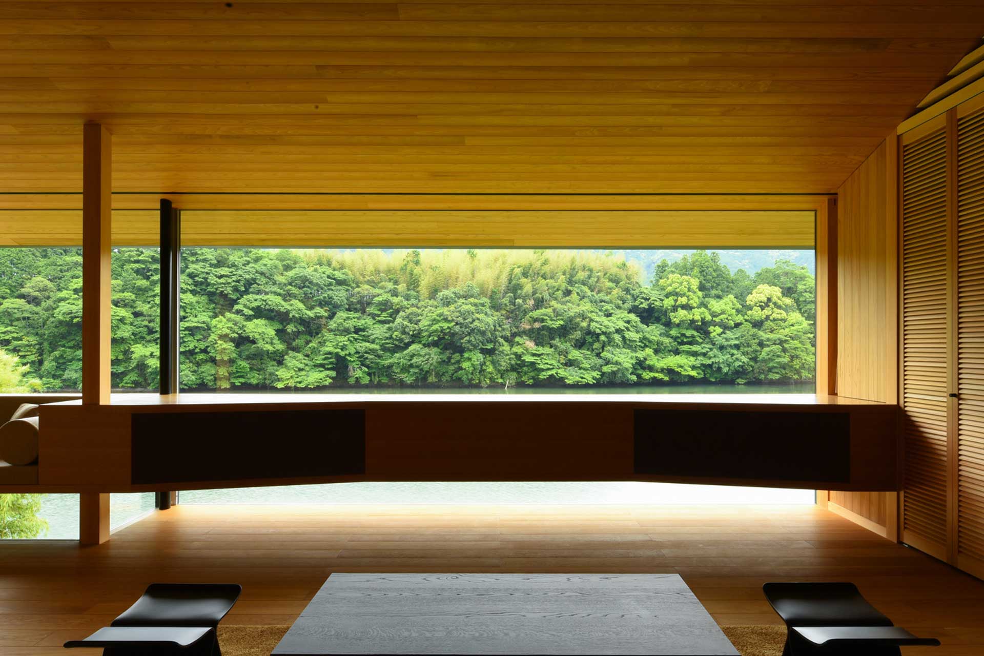 Une vue sur la nature, travaillée avec soin depuis l'intérieur minimaliste de l'hôtel Kohanyu. © Kohanyu