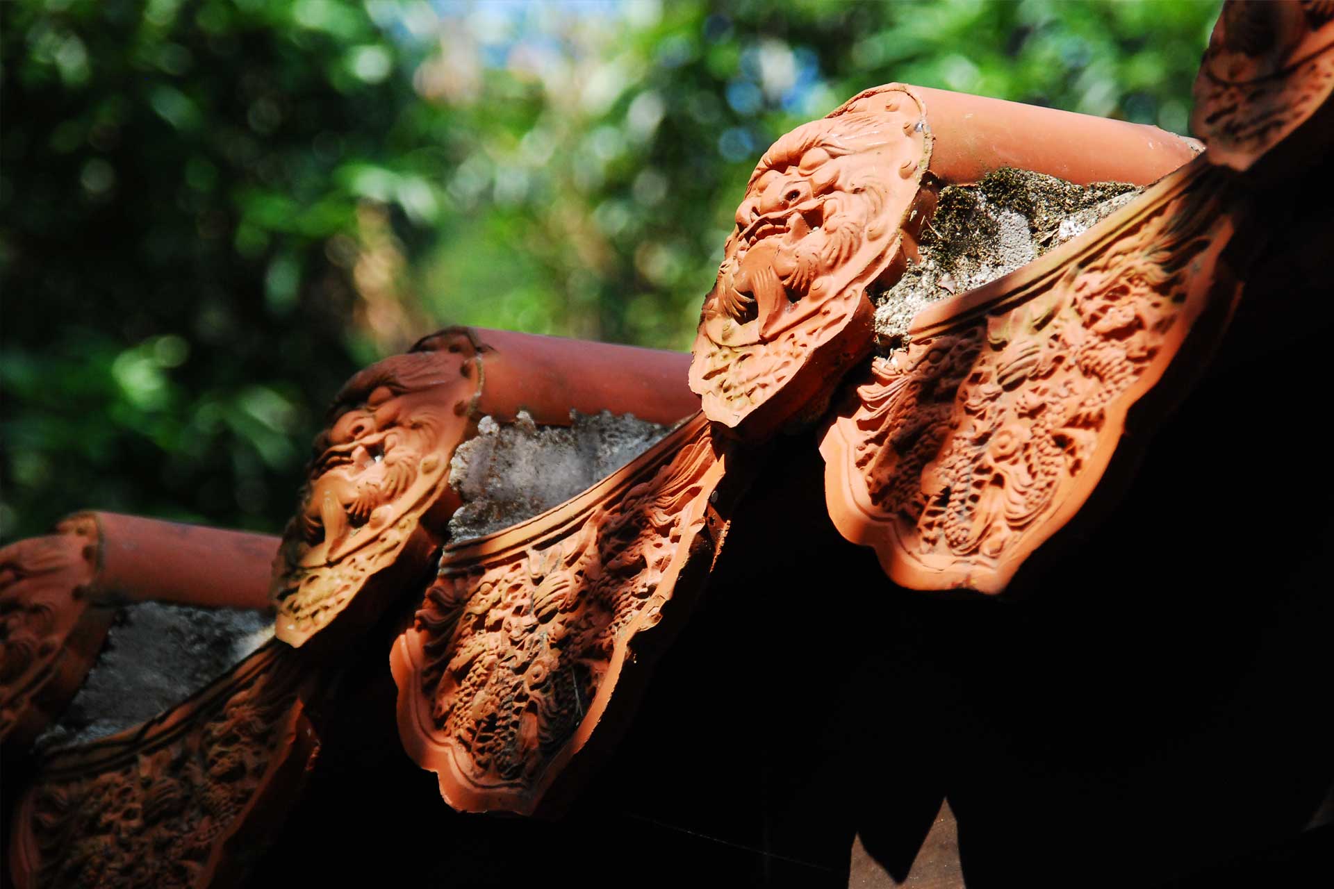 Des tuiles de toit en terre cuite sculptées dans le style traditionnel, au One Nanyuan. © The One Nanyuan