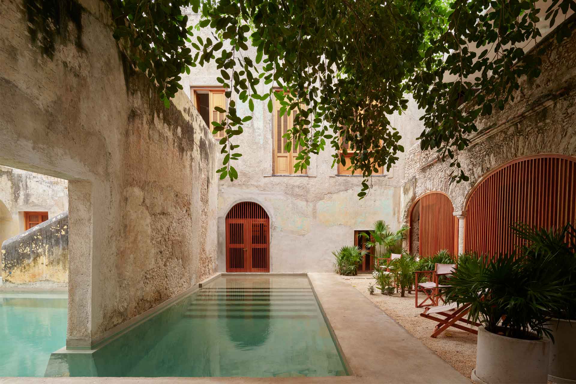 L’un des éléments les plus emblématiques de l’Hotel Sevilla est sa piscine : un long bassin traversé en son centre par un mur inachevé déjà présent avant la rénovation. © Rodrigo Hermida, Hotel Sevilla