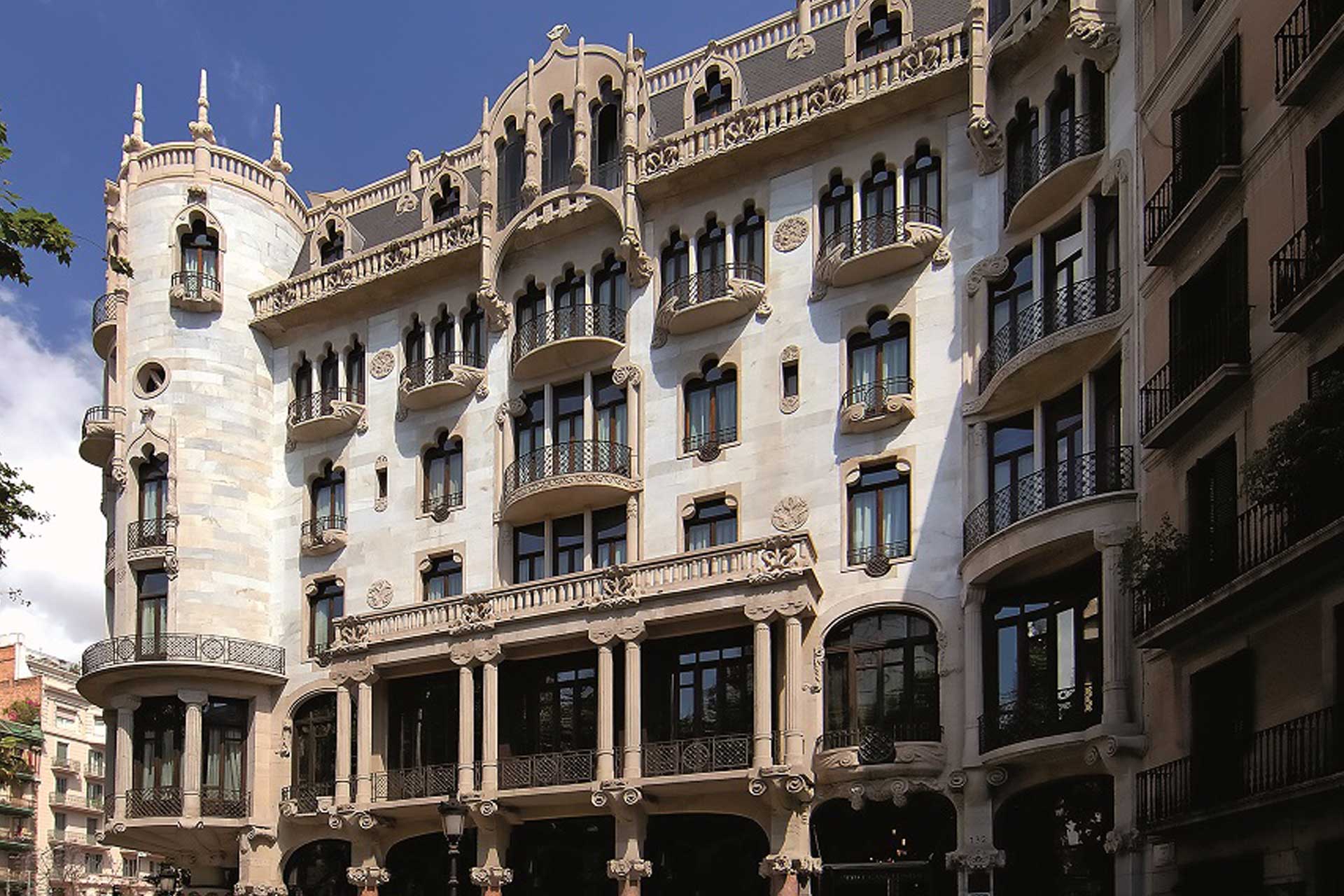 Casa Fuster, une icône du modernisme catalan trône fièrement sur le boulevard le plus élégant de Barcelone. © Casa Fuster