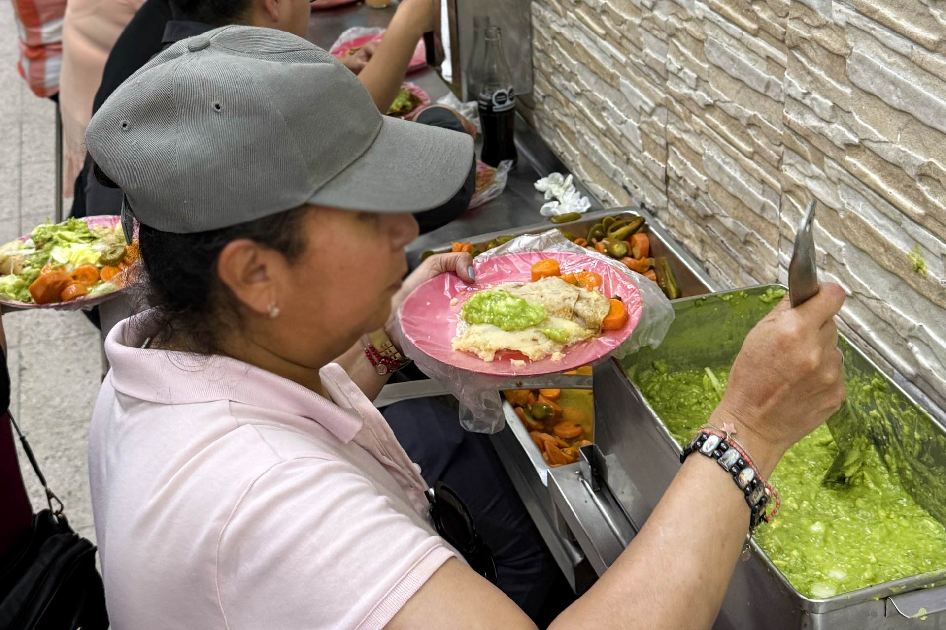 Spooning neon guacamole salsa on the tacos. © David Shortell/MICHELIN