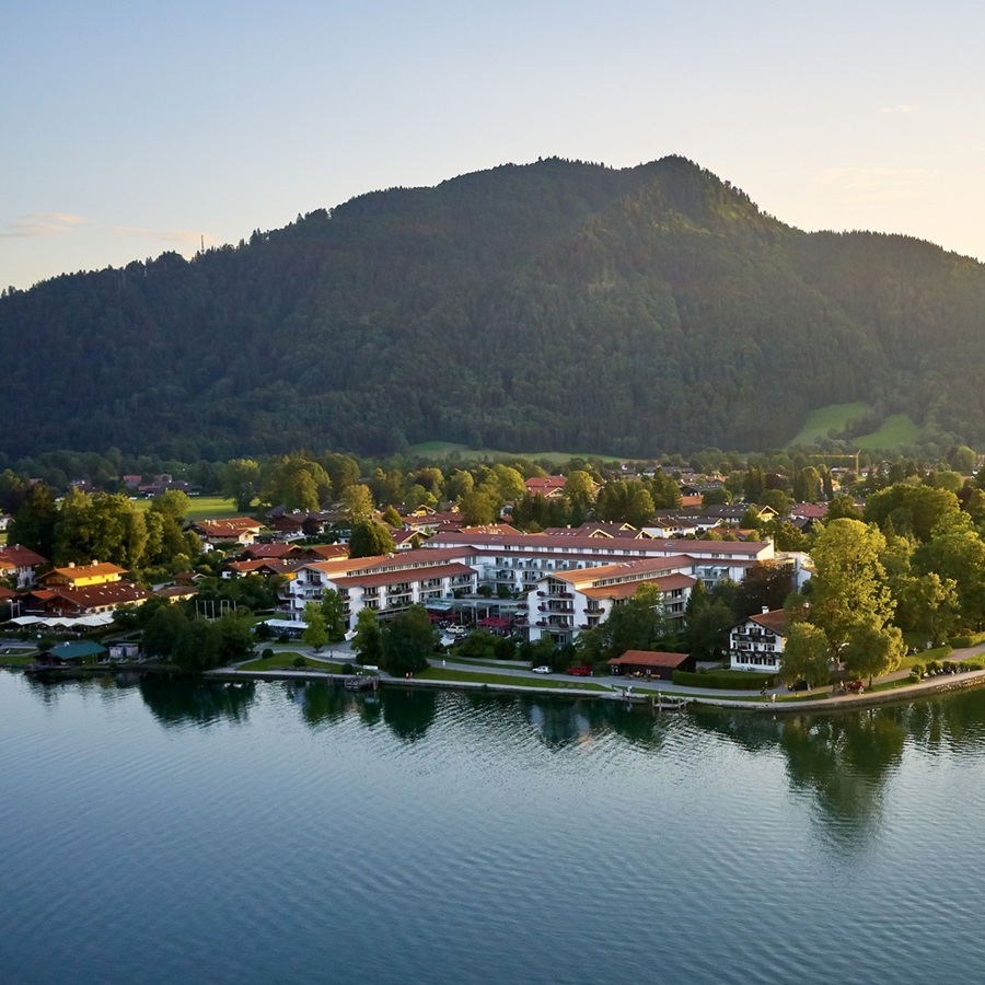 Blick auf das Althoff Seehotel Überfahrt © Frederik Dulay/Restaurant Überfahrt